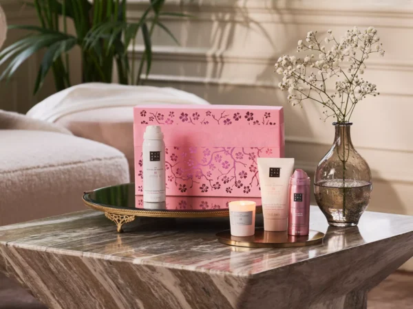 1118447-rituals-q424092-sakura-pdp-giftset-closed_4-by-3.webp RITUALS – The Ritual Of SAKURA Coffret S