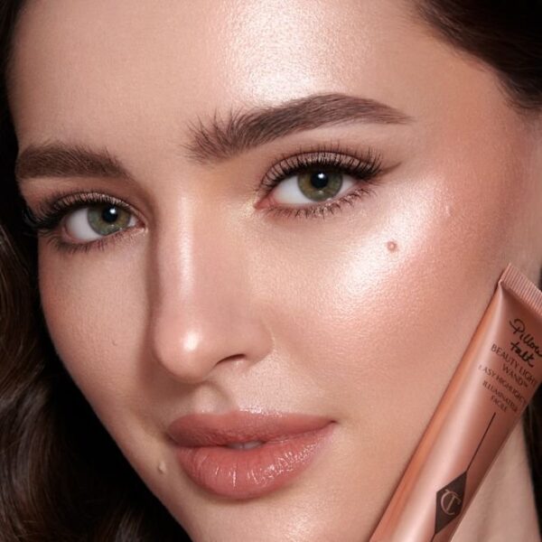 2105070_BEAUTY_LIGHT_WAND_CONTOUR_WAND_EM_BLW_PILLOWTALK_FAIR_MODEL_SO_2405__1_.jpg CHARLOTTE TILBURY – Beauty Light Wand – Easy Highlighter – Réf Pillow Talk
