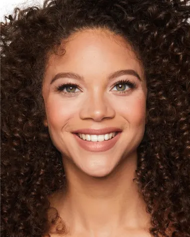 Pillow_Talk_Intense__Cheek_to_Chic_blush_model11_R2.webp CHARLOTTE TILBURY – CHEEK TO CHIC BLUSH – Réf Pillow Talk