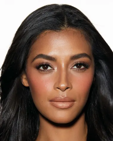 Pillow_Talk_Intense__Cheek_to_Chic_blush_model14_R2.webp CHARLOTTE TILBURY – CHEEK TO CHIC BLUSH – Réf Pillow Talk