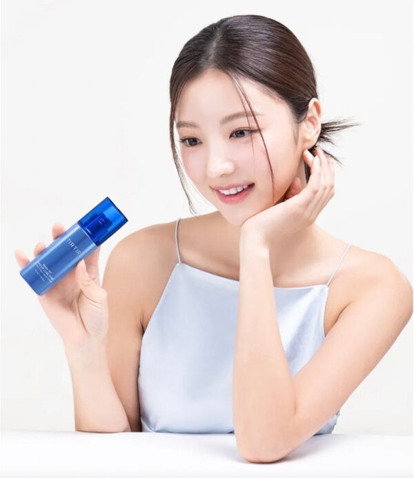 TIRTIR_Mask_Fit_Make_Up_Cool_Fixer_80_mL_KBeauty_Australia_-_model_holding_product__62604.jpg TIRTIR Mask Fit Make Up Cool Fixer 80ml
