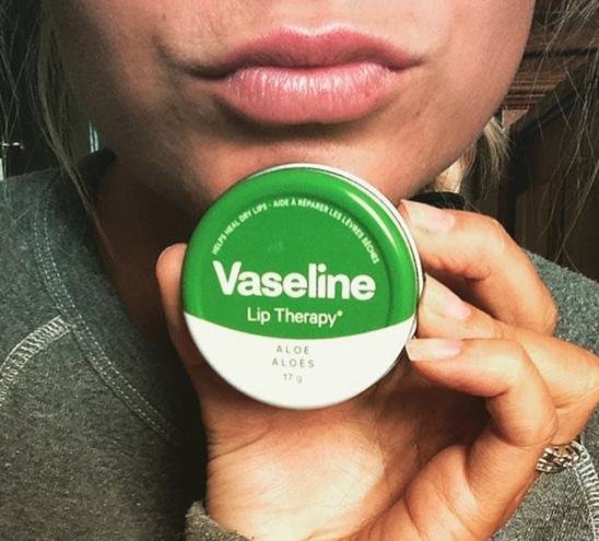eb4e4a651879e3720b8e7edcf4ec47c9e45eda84-548x495-1.jpg Boîte Vaseline Lip Therapy Aloès 17g